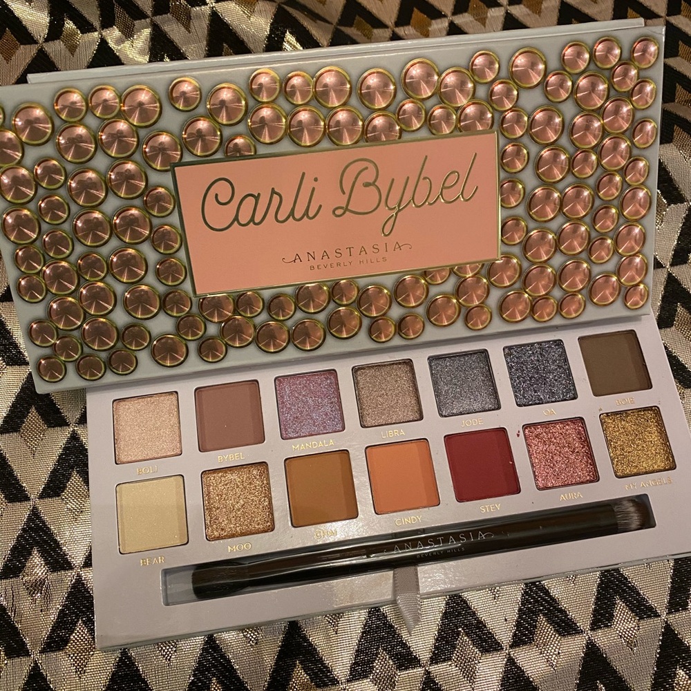 AUTHENTIC Palette
